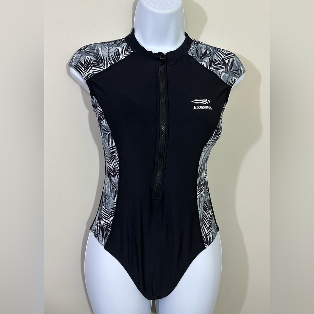 AXESEA sz 4  full rashguard suit black with accent trim 1/4 zip